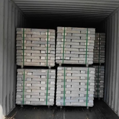 A ebulição alta aponta o lingote de prata brilhante do magnésio para o equipamento fotográfico