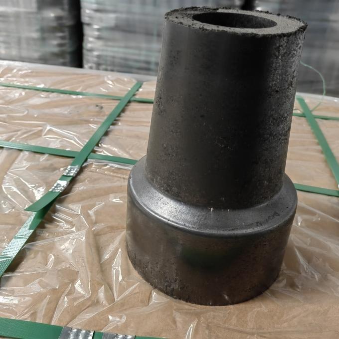  A parte superior da concha provê de bocal os refratários para o aço